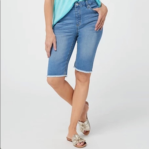 Denim & Co Sz 24W Easy Stretch Denim Frayed Hem Bermuda Shorts Light Wash - Picture 1 of 15